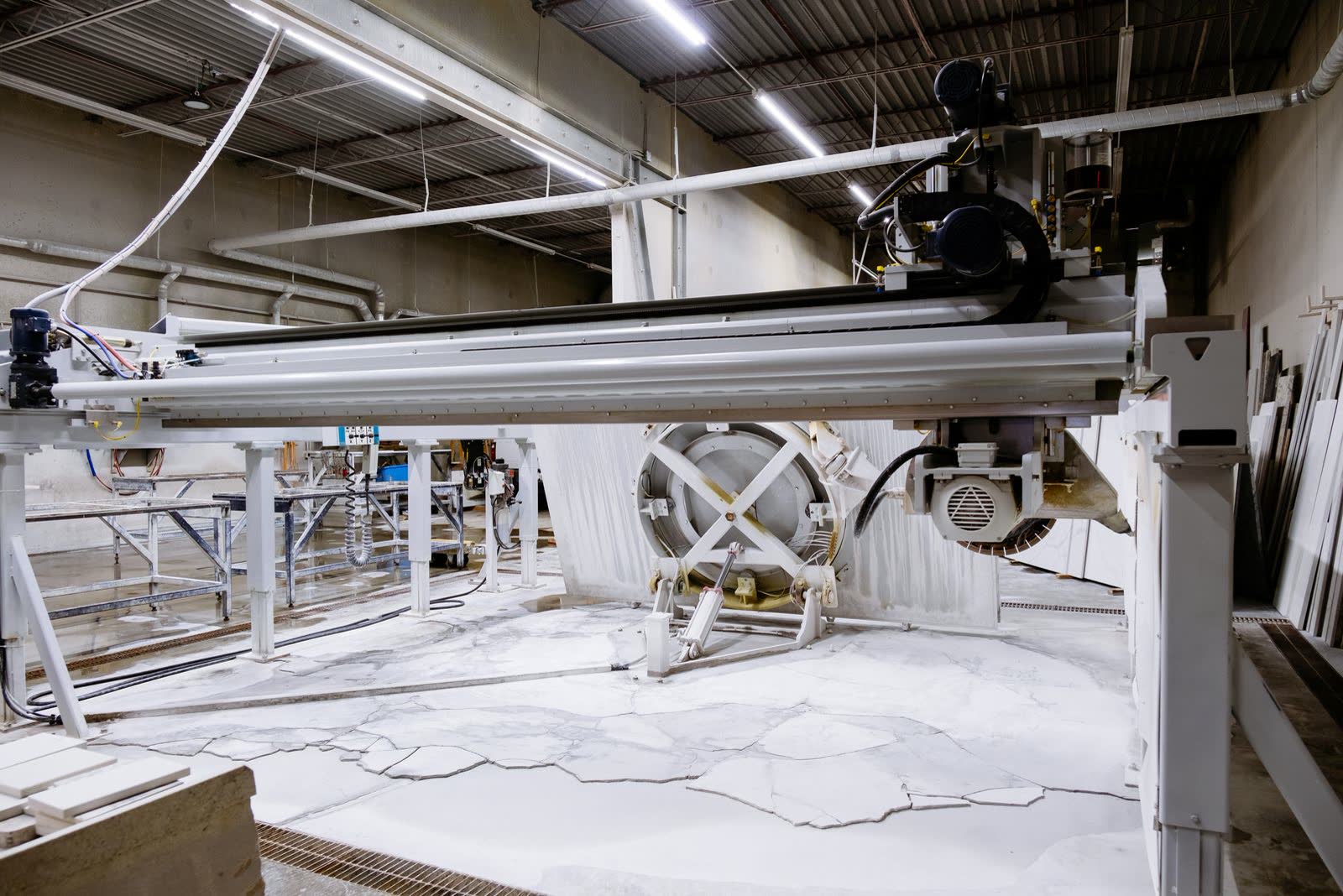 Bridge saw cutting granite